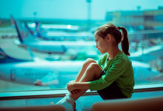 Россиян с детьми не выпускают за границу из-за ламинированных документов. Что происходит и законно ли это