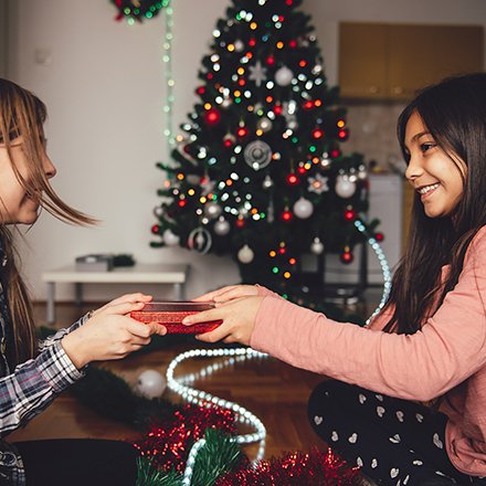 Ребёнок хочет отметить Новый год с друзьями. Что делать?