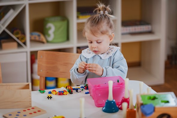 образование, невинность, счастливый, интерактивный, время игры, малыш, маленькая девочка, школа, бусины, маленькие руки, ручная работа, творчество, развитие, изучение, любопытство, класс, девочка, воображение, социальные навыки, ремесла, раннее детство, мелкая моторика, сосредоточенный, в помещении, игровое обучение, дошкольное учреждение, очаровательный, ребенок, вовлеченный, домашнее обучение, детский сад, активность, детские мероприятия, практический, обучение, деревянные игрушки, юный ученик, развивающая игра, детский сад, игрушки, детство, когнитивные навыки, концентрация, раннее обучение, исследование, организованный, веселье, дошкольник, сидение;