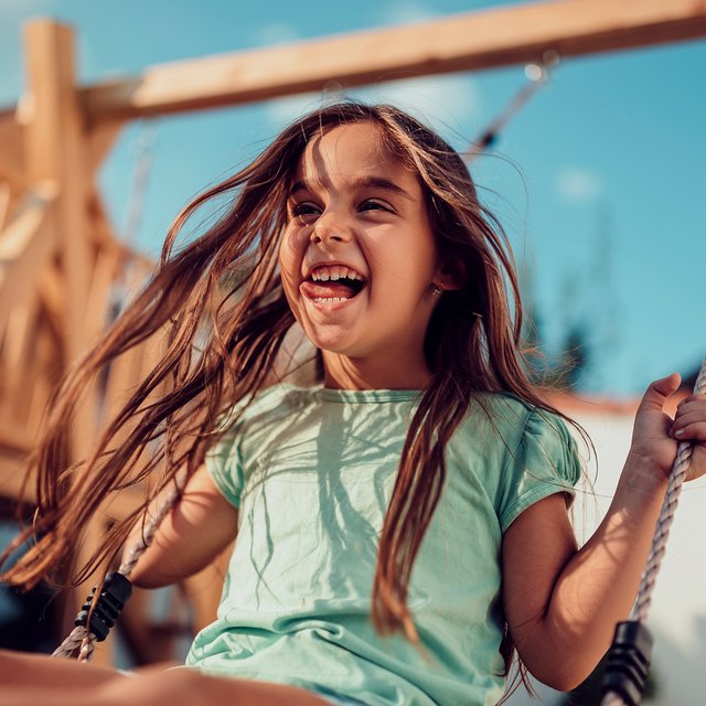 Турник эффективнее прописей: как стать умнее, качаясь на качелях и играя в мяч