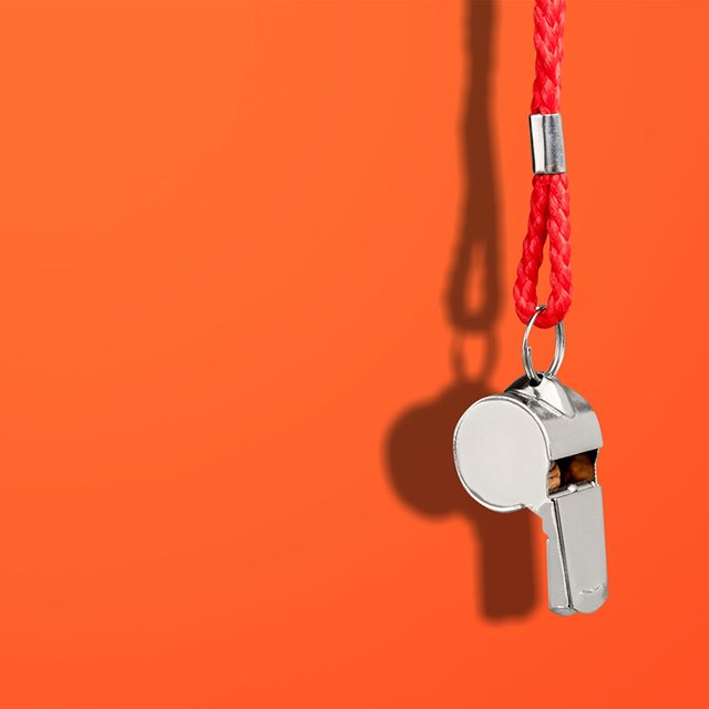 Учитель физкультуры заставляет девочек заниматься во время менструации и ставит двойку за отказ: это законно?