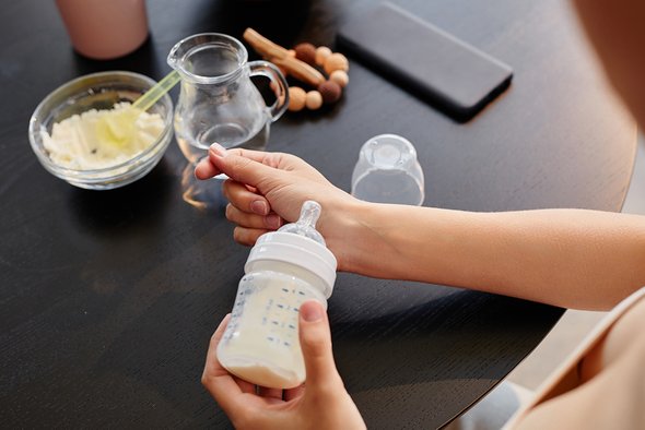 «Не кормить грудью и остаться достаточно хорошей мамой»: как выбрать питание для малыша