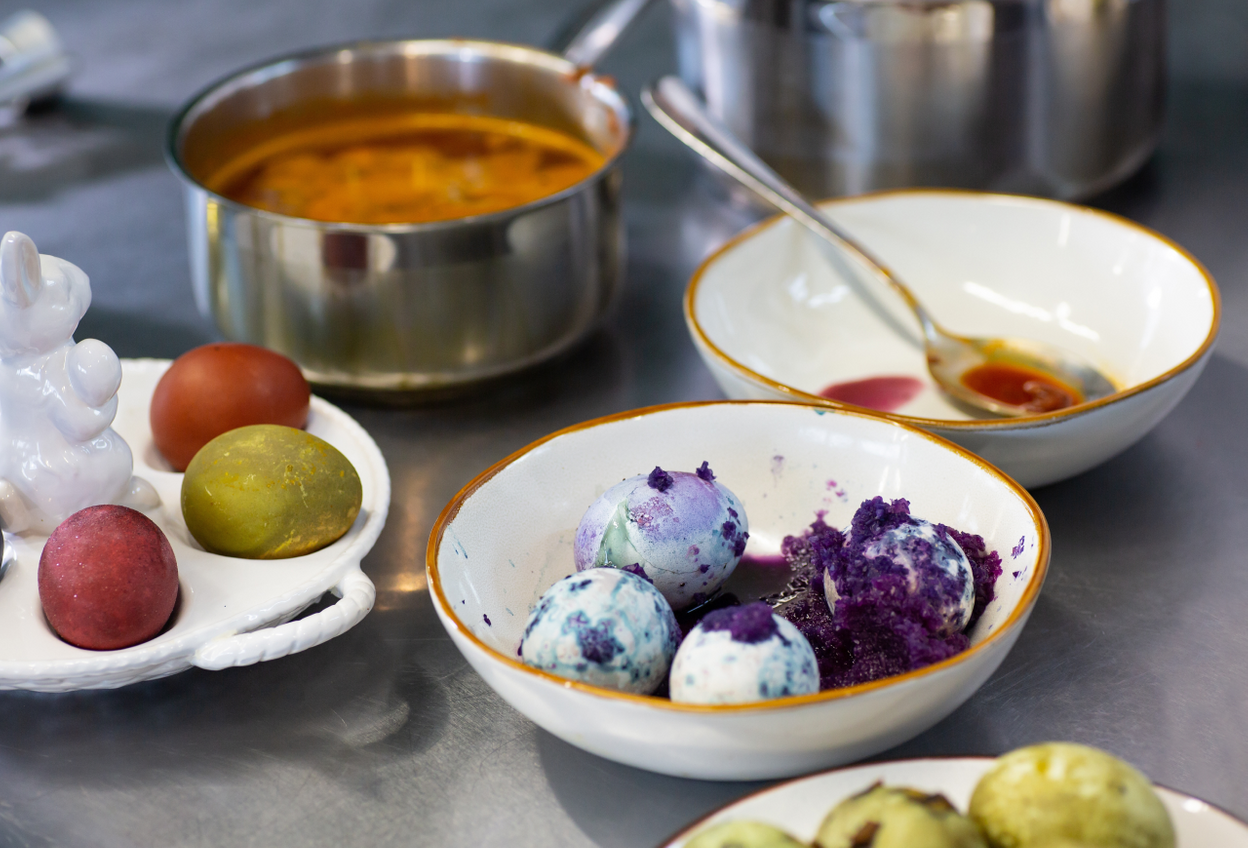 покраска пасхальных яиц разными цветами