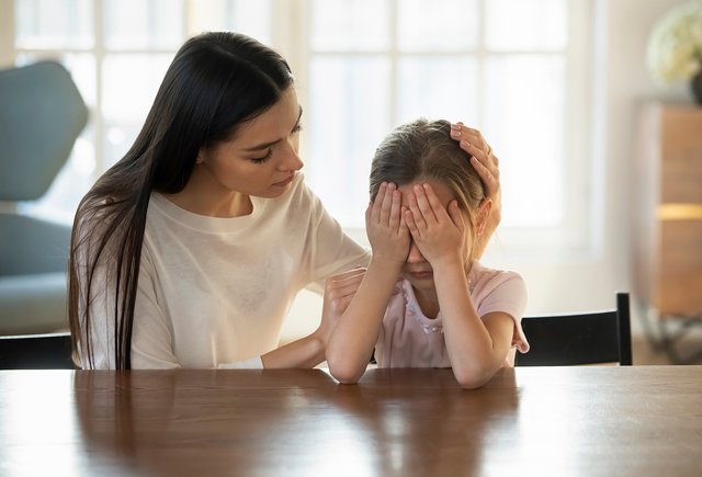 «Делать что-то за детей — это неуважение». Как вырастить уверенного в себе ребёнка