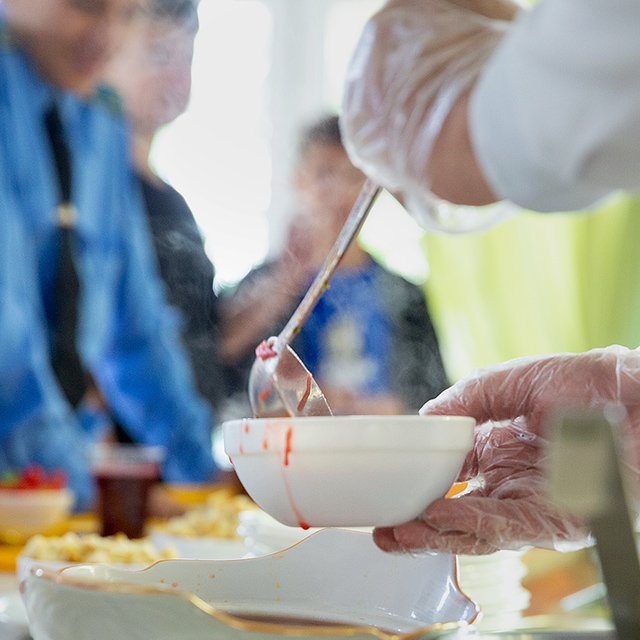 Почему во всём так много сахара, зачем селёдка и куда жаловаться: главные вопросы про школьное питание