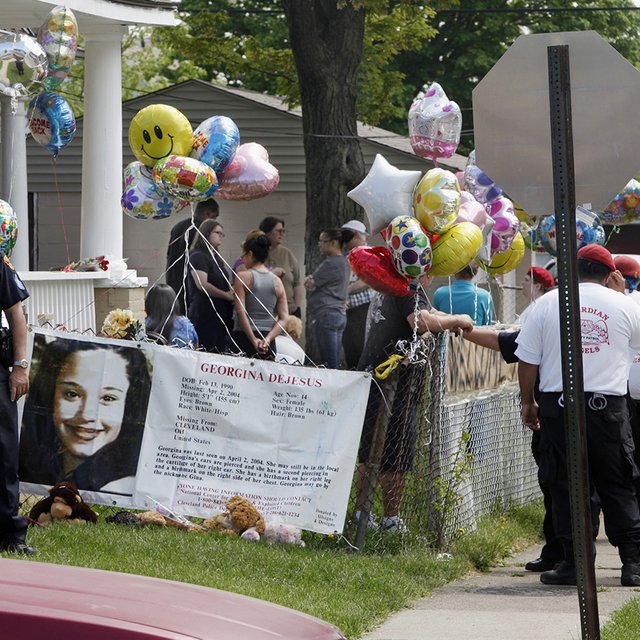 "Я пропала 10 лет назад". История девушек, попавших в плен к водителю школьного автобуса