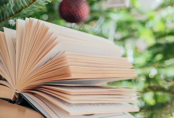 Книга на фоне елки с игрушками. Новый год, чтение
