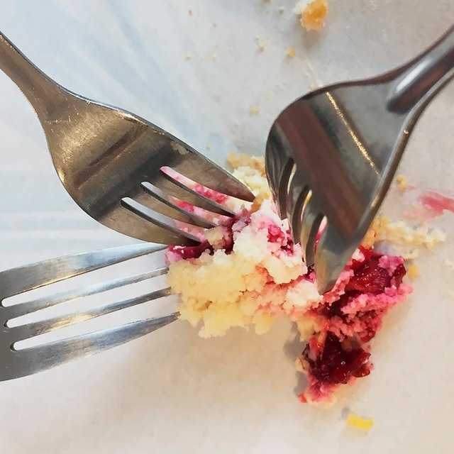 Мама просит подростка делиться с ней едой, а подросток не хочет: как отказать правильно