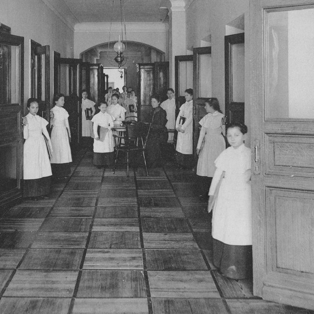 Отвратительная еда и мода на мечты о смерти. Правда о жизни в институтах благородных девиц