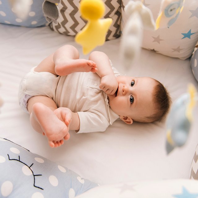 «Мягкие бортики для кроваток убивают детей». Почему в США их запретили и какой должна быть кровать младенца