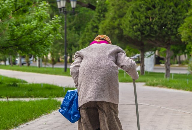 «Раньше она была активной, теперь подолгу молчит, плачет»: 92-летнюю учительницу из Казани сбил на самокате сын директора школы