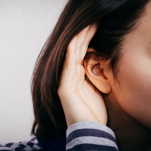 Ребёнок соседей постоянно плачет: как убедиться, что его не бьют