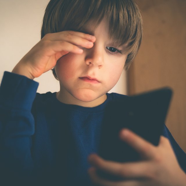 «Ты не знаешь этого ютубера? Ну ты урод!». Как смартфоны усилили школьную травлю