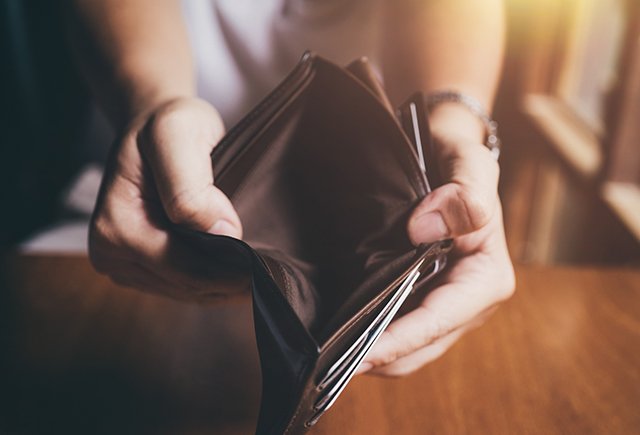 Что делать, если воспитательница просит денег в долг?