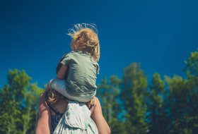 Обложка «Я не ращу плаксу и нытика»: мама мальчика — о «приучении» к рукам