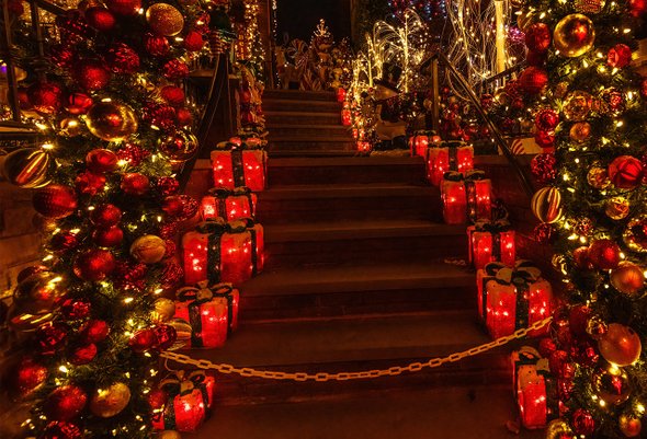 7 идей как украсить дом: не только дождик и мишура, украшение лестницы