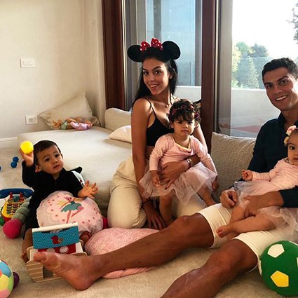 Невеста Роналду выложила видео, где его дети радуются голам папы