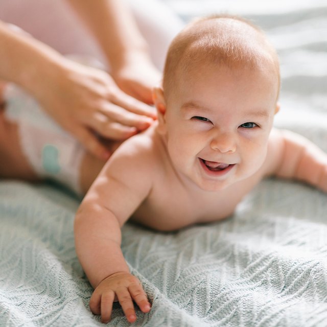 «А вам уже прописали массажик?». Двигательное развитие детей до года — что важно знать родителям
