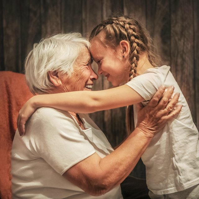 «Ань, там твоя бабушка с дрыном идёт!». 15 трогательных историй о бабушках и дедушках