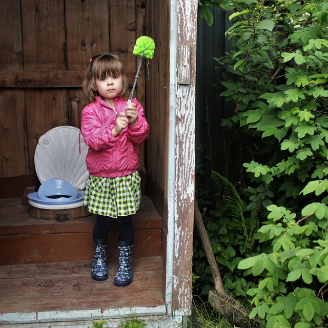 Ребёнок боится ходить в деревенский туалет — нужно ли его уговаривать