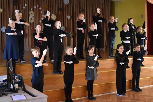 Анжела Воронцова. «Первоклассники сначала вообще не поняли, что я им предлагаю». Как и зачем учительница началки преподает детям жестовый язык