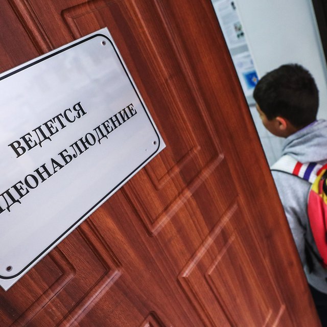 «Всё, что я могу, — нажать на кнопку и крикнуть: “Ребята, бегите!”»: школьные охранники – о своей работе