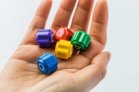 Фишки для игры в гонги. Фото: Flying Camera / Shutterstock / Fotodom