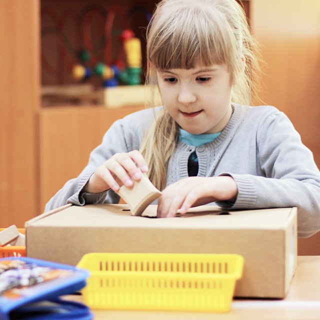 Может ли ребёнок с аутизмом учиться в обычной школе и как ему с этим помочь