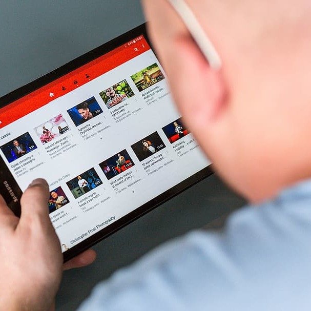 YouTube запретил комментировать детские видео