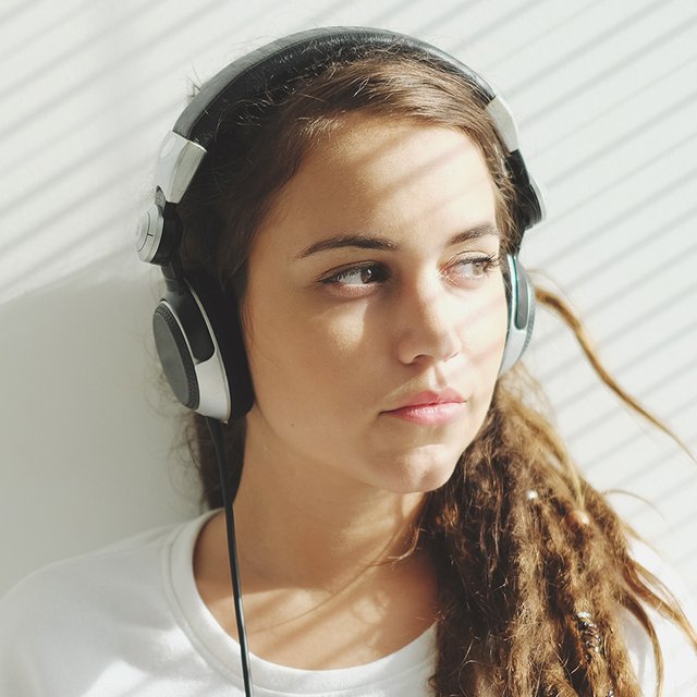 6 подкастов для подростков: в них честно обсуждают родителей, первый секс, деньги, отношения и не только