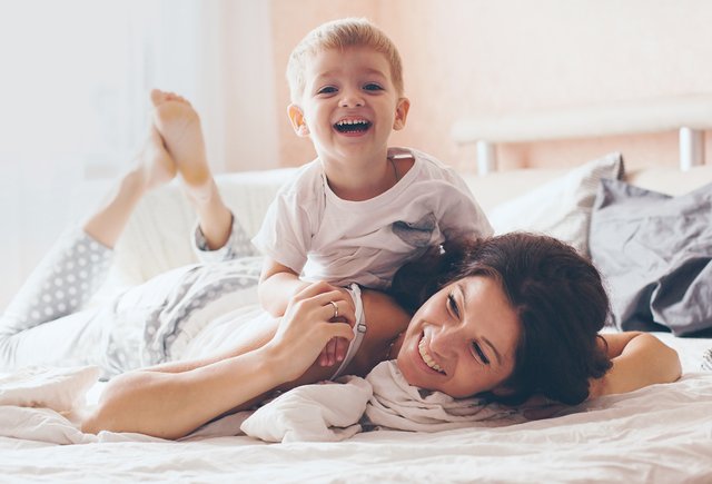 5 игр с детьми, в которые вы можете играть лёжа (а иногда ещё и молча)