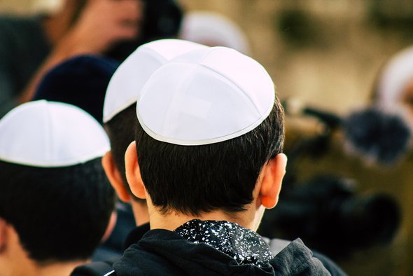 шаль, здание, молиться, белый, запад, достопримечательность, еврей, православный, город, старый, Тора, история, духовность, древний, фон, церемония, человек, молящийся, западный, поклонение, религиозный, город, внешний вид, туризм, еврейский, праздник, скала, турист, плач, восток, Иерусалим, строительство, традиция, священный, архитектура, исторический, средний, люди, образ жизни, религия, камень, на открытом воздухе, молитва, культура, Израиль, храм, путешествие, бог, стена;