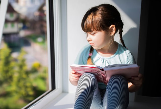 На лето задали список книг, а ребёнок не любит читать. Нужно ли его заставлять