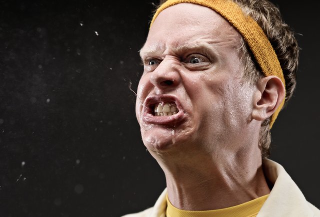 «Брызгает» или «брызжет»: как говорить правильно