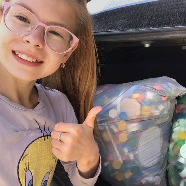 «Мама, кажется, одна я не смогу всем помочь». Как 12-летняя Настя организует благотворительные акции