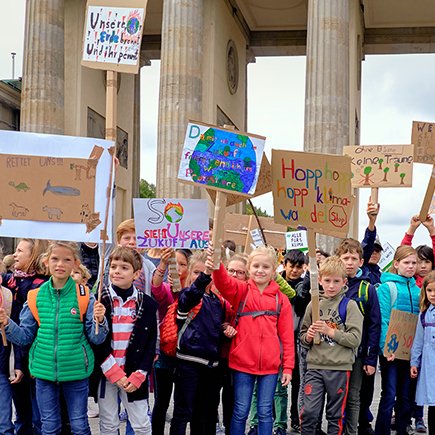 «Деревья погибнут, а нам нужно дышать». Как школьники по всему миру прогуливают уроки ради экологии