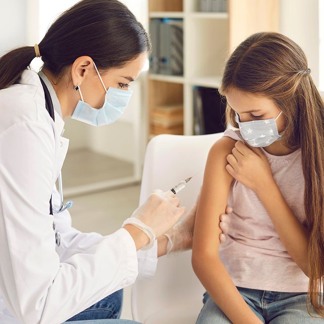 Начинается вакцинация подростков против COVID-19. Всё будет добровольно