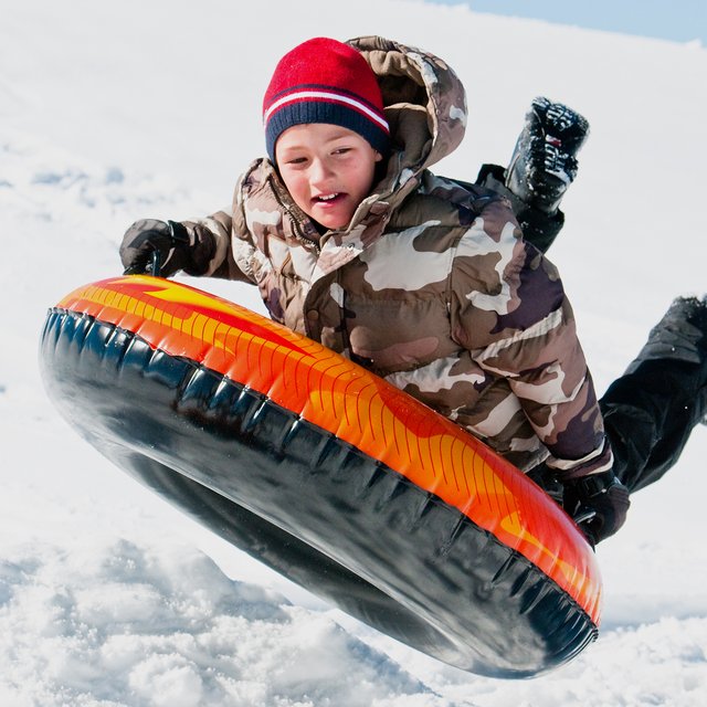 Чем опасны катание с горок и игра в снежки: педиатр — о главных зимних травмах