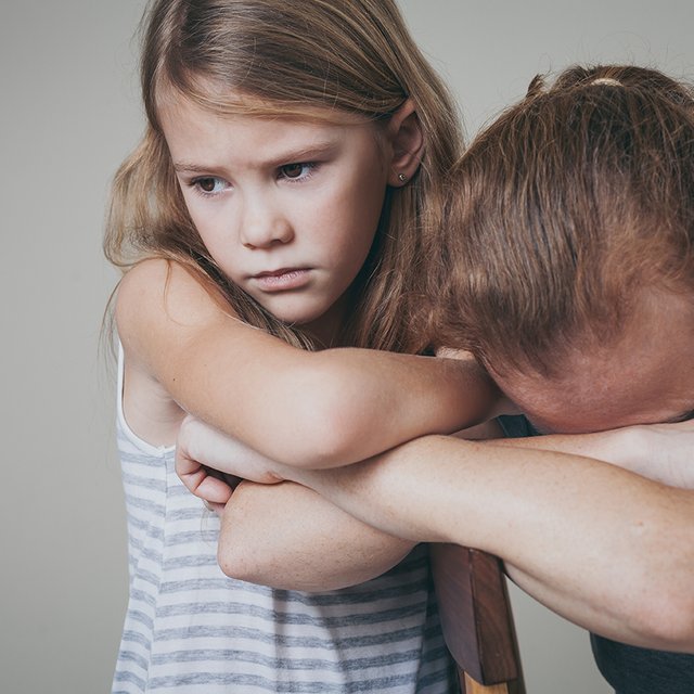 «Отстань, мама хочет полежать». Депрессия у одного из членов семьи: что делать остальным