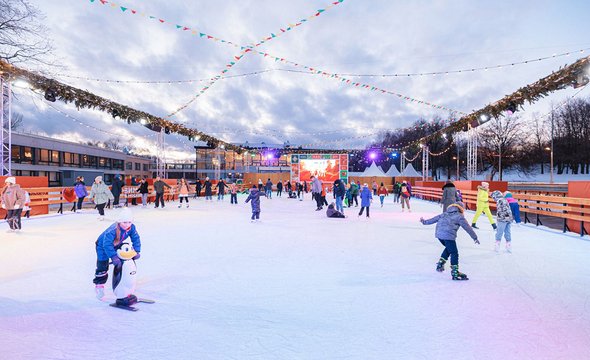 Каток у Дворца пионеров на Воробьевых горах