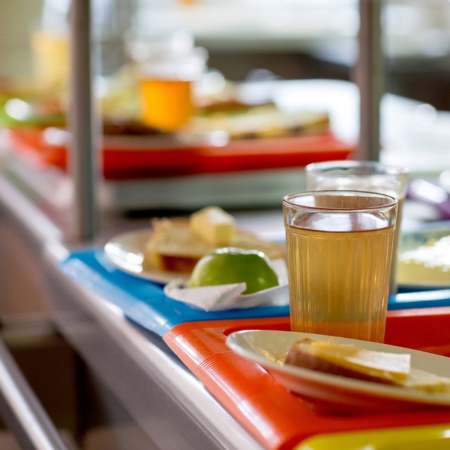 Как вернуть родителям деньги за питание, если в школе своя столовая?