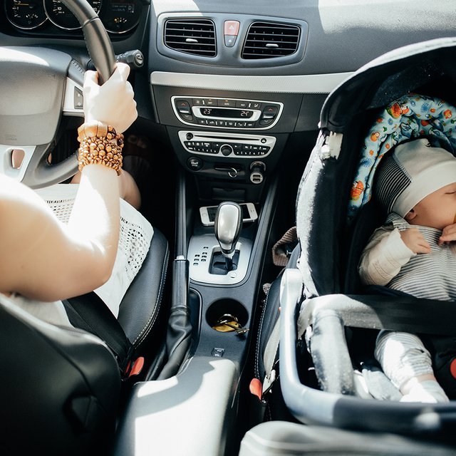 Можно ли возить новорождённого на переднем сиденье автомобиля?