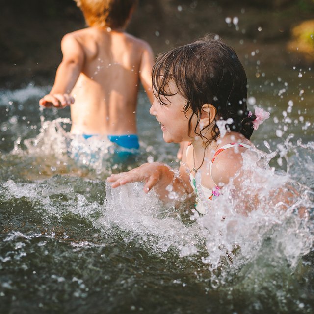 «Иди на берег, ты уже весь синий!». Сколько времени ребёнку можно купаться и как понять, что пора выходить из воды