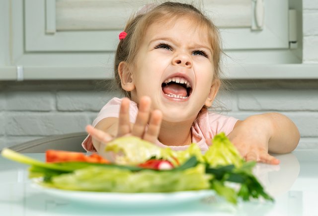 Ребёнок не ест овощи и фрукты, говорит, что от них его тошнит: что делать
