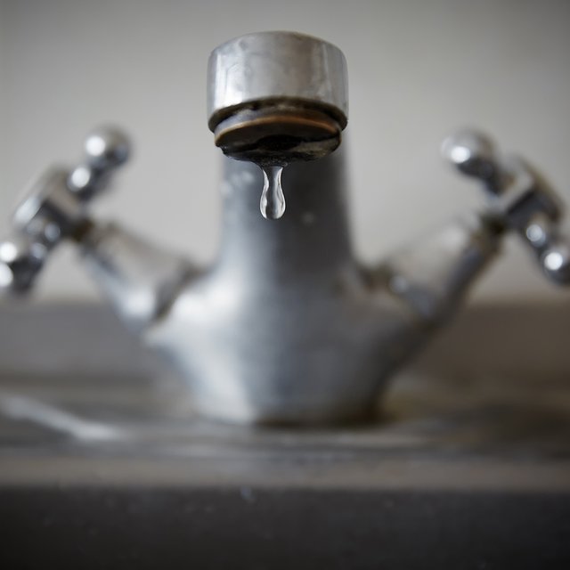 В общежитии нет горячей воды, а нагревать её запрещают: что делать