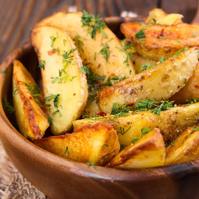 Картошка по-деревенски, кетчуп, коктейль и ролл: как приготовить детский сет из фастфуда дома