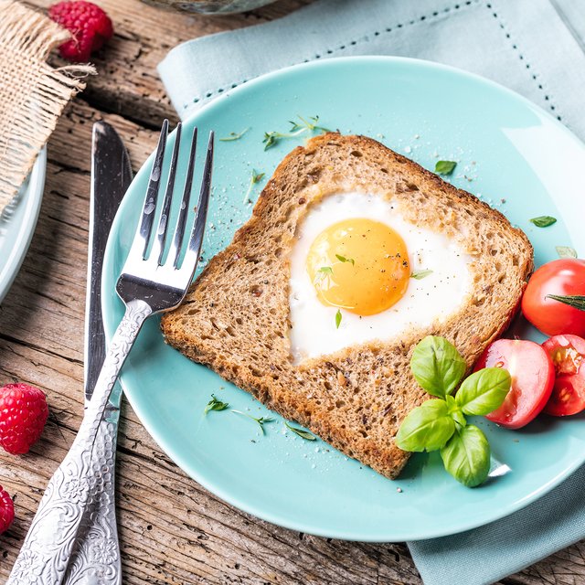 Идеальные сырники, яичница в хлебе и ещё 3 рецепта для семейных завтраков в выходные