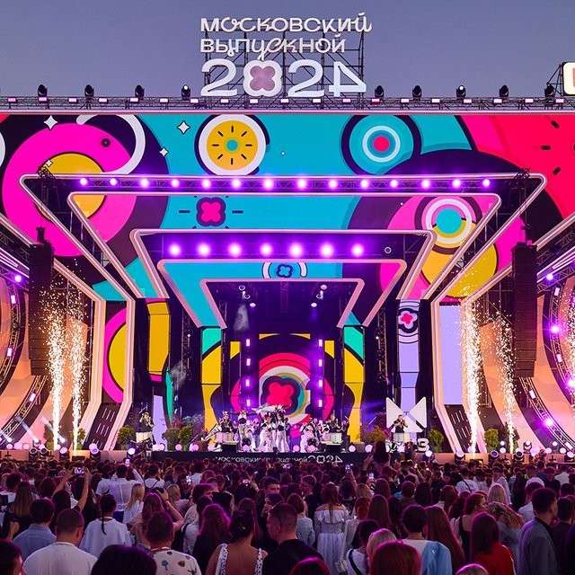 «Сейчас мне нужно поступить, короче, в академию ФСБ»: о чем говорят и чего ждут от будущего выпускники-2024