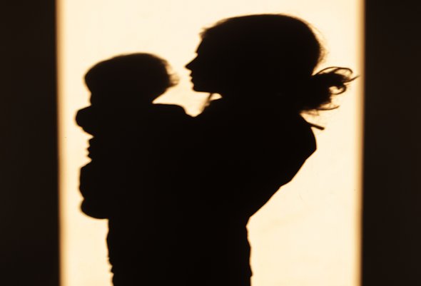 Силуэт / тень матери с ребенком