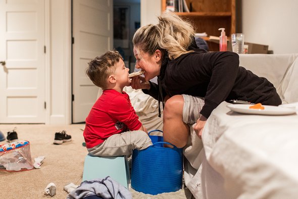 Мама и ребенок сидят в комнате с бардаком и едят пирожное. Кто такие «шелковистые» мамы. Silky mom